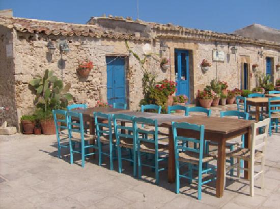 Chi va a passeggio al mare, chi vuol raggiungere la fidanzata, chi gioca a calcio: quelli che a Siracusa non rispettano il Decreto