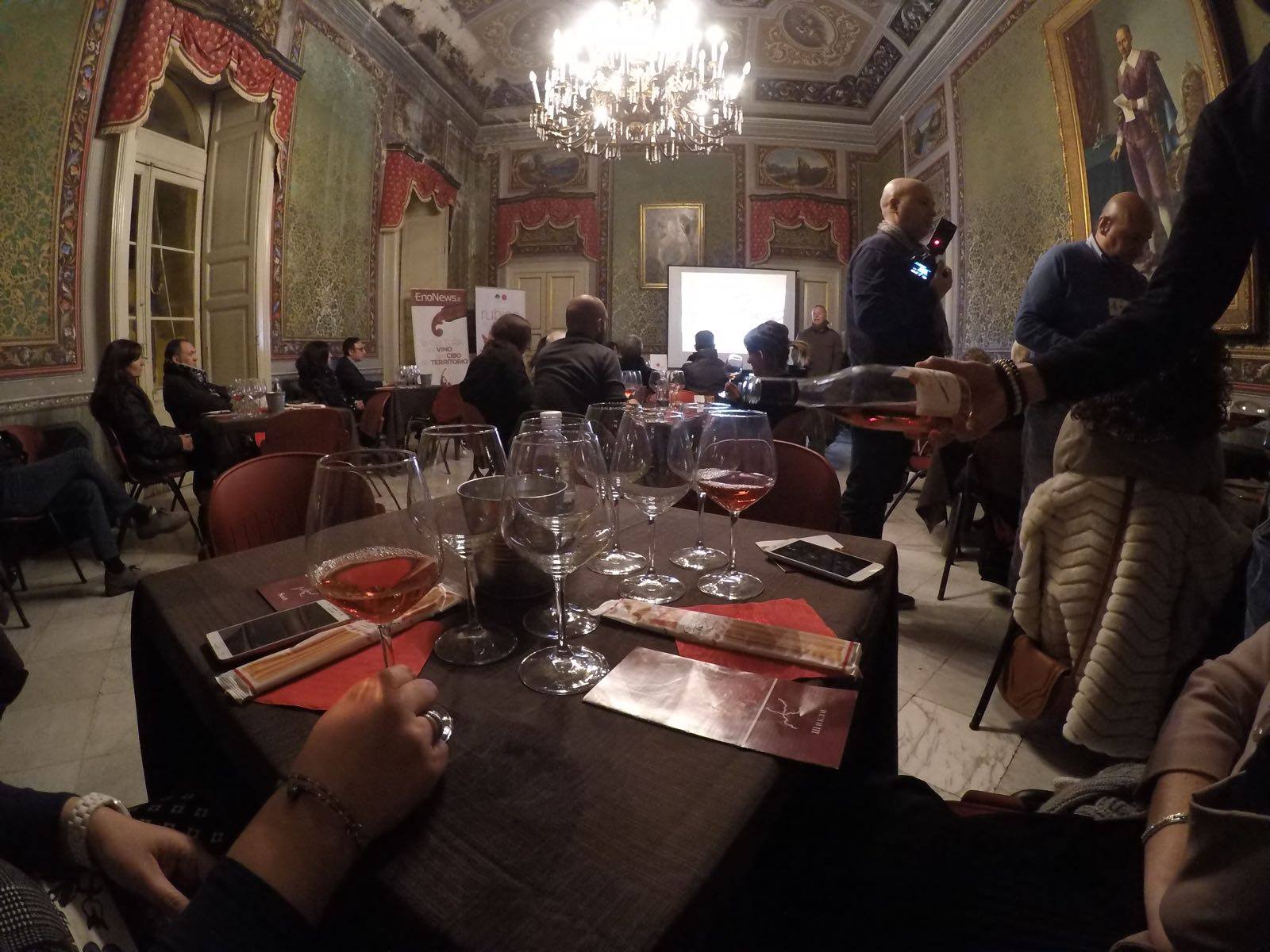 Rubino a Scicli, seconda giornata tra degustazioni di vino, passeggiate ed eventi. Stasera concerti