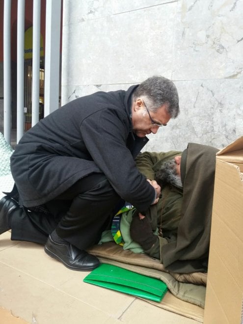 Mons. Corrado Lorefice si inchina davanti a poveri.