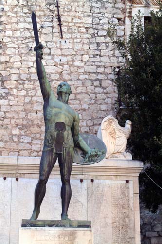 A Comiso si restaura il Monumento ai caduti  con il progetto alternanza scuola-lavoro