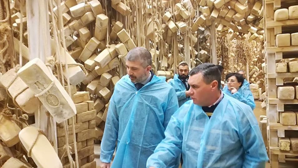 Casapound e il suo leader Simone Di Stefano tra i caciocavalli ragusani. FOTO E VIDEO