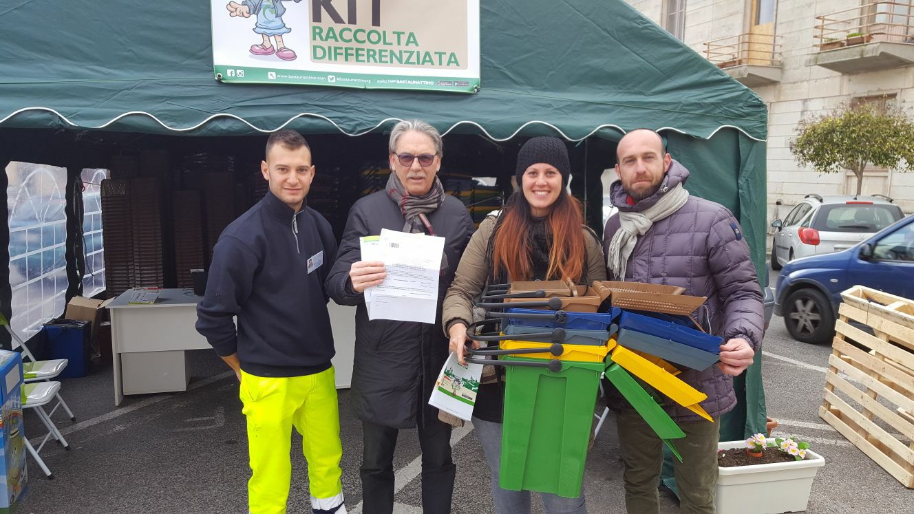 Raccolta differenziata, kit in distribuzione ma scarsissima comunicazione ai cittadini. Legambiente: “Così non va e mancano anche i controlli pubblici”