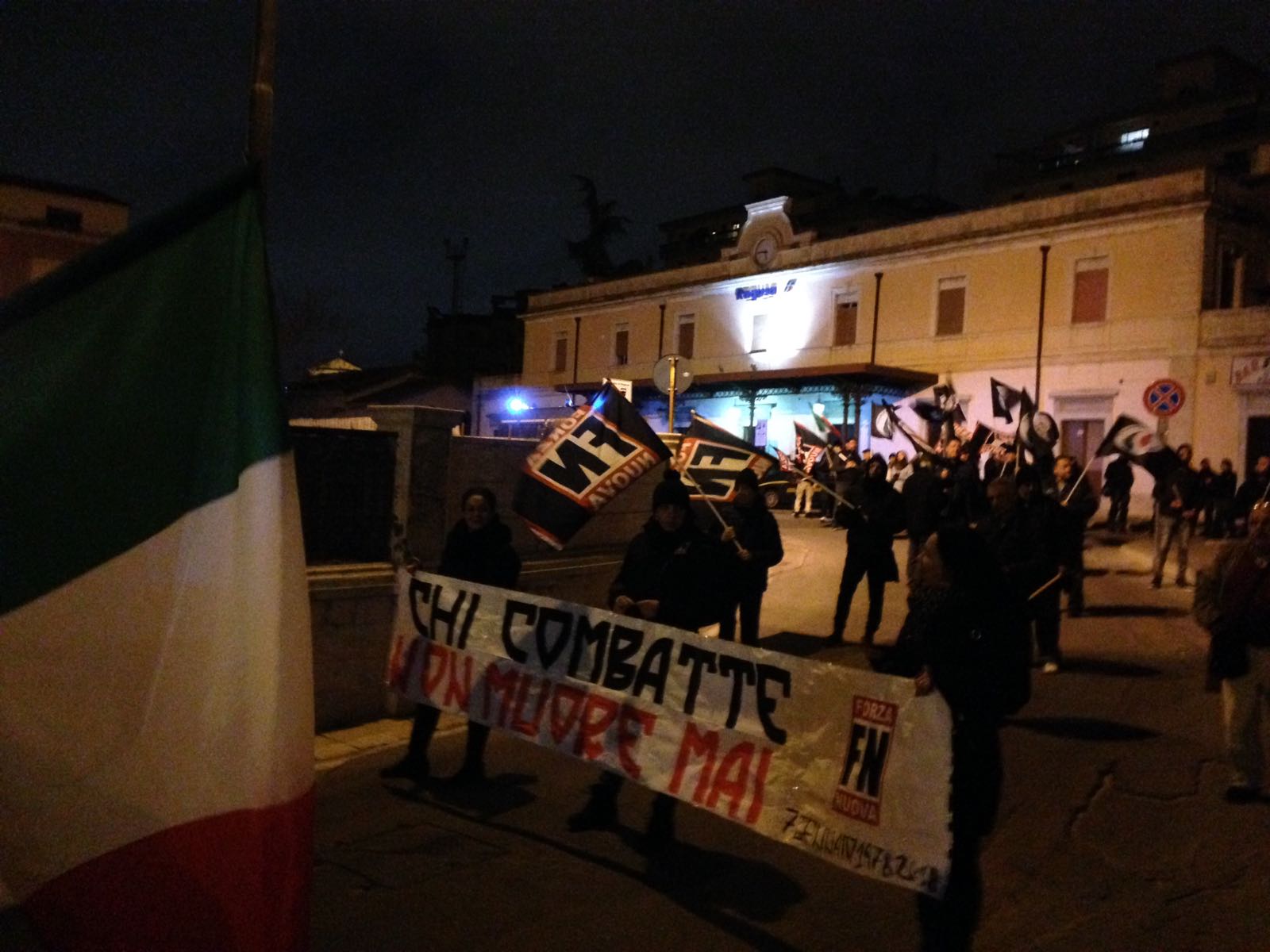 Camerati manifestano in piazza stazione a Ragusa. Gli antifascisti in piazza Libertà. VIDEO