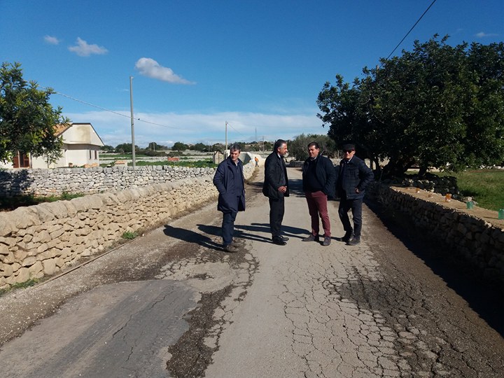 Allargamento e posa del nuovo manto stradale in via Fosso Tantillo Pirato Quartarella a Modica