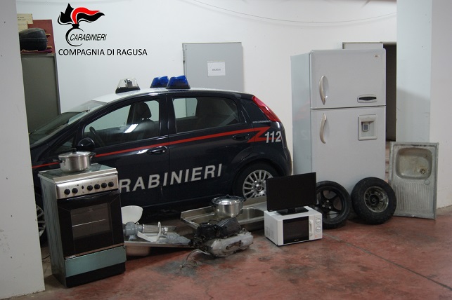 Furti a Marina di Ragusa, i Carabinieri trovano refurtiva, dai frigoriferi ai televisori, dalle pentole ai motorini. Erano in mano a dei tunisini