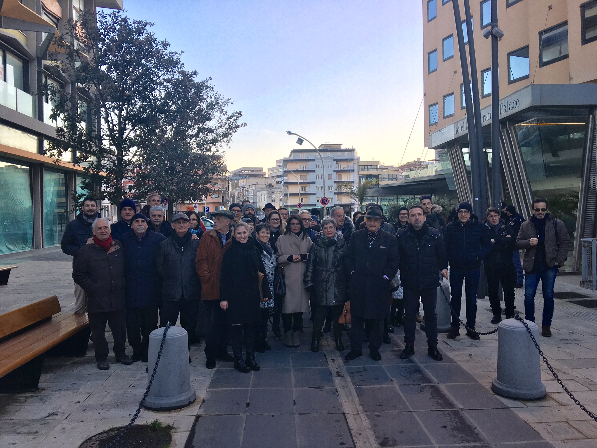 La marcia della solidarietà in via Roma diventa una parata politica. Ma dopo le parole servono i fatti. Quali?