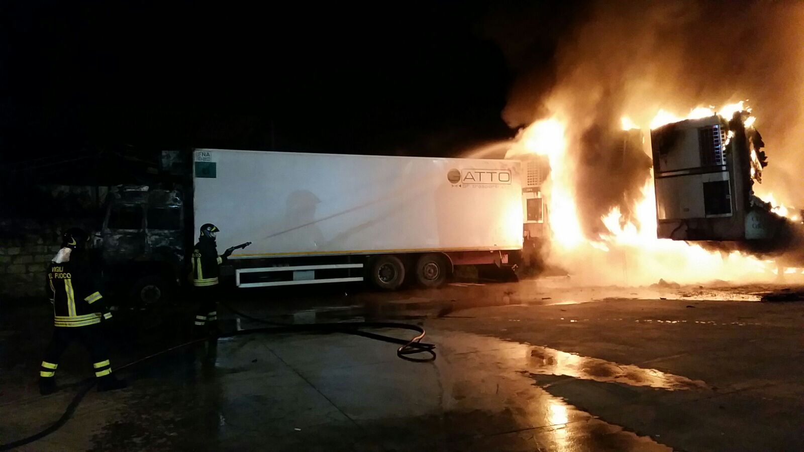 A fuoco i tir della S.F. Ecology a Vittoria. Indagini in corso, probabile dolo