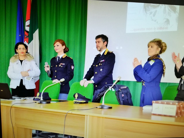 Questo non è amore, l’iniziativa della Polizia contro la violenza sulle donne coinvolge gli studenti