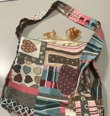 Pochette in patchwork donate al Civile di Ragusa. le ha realizzate Giada Drocker.