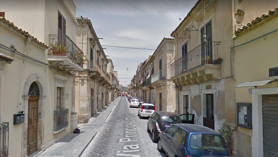 Il barbiere rifiuta di tagliarli i capelli e lui gli spara. Arrestato dai carabinieri