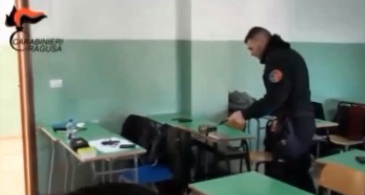 Controlli antidroga nelle scuole. Carabinieri in azione. VIDEO