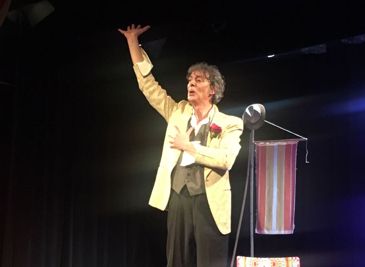 Ironia amara a teatro per raccontare le storie di mafia. Con Giovanni Guardiano successo al Teatro Donnafugata