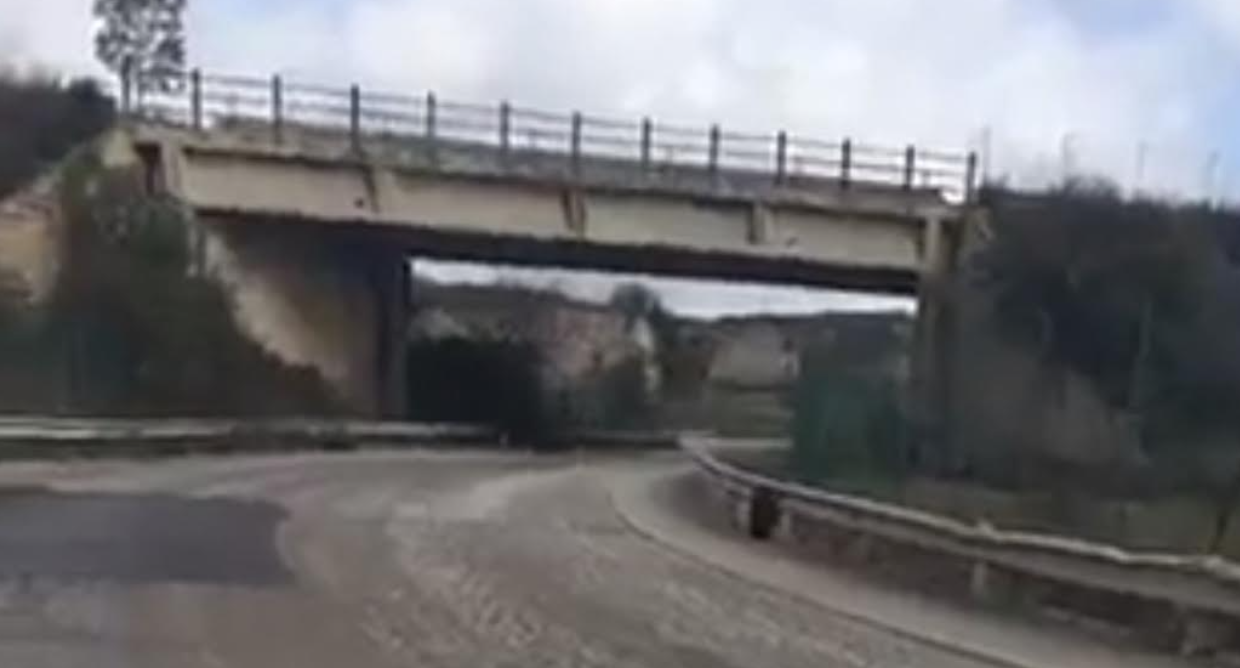 Sassi dal cavalcavia a Ragusa. Vittima del gesto anche il consigliere Manuela Nicita