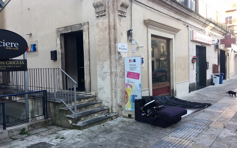 In via Roma passeggiata della solidarietà dopo l’incendio agenzia viaggi. Aderisce anche Lab 2.0