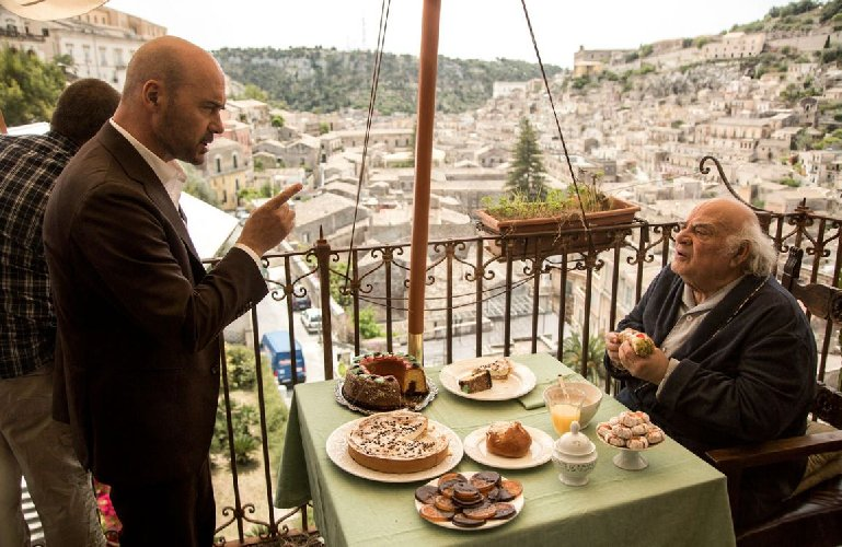 Torna Montalbano “orfano” del dottor Pasquano (Marcello Perracchio) mentre il commissario rischia l’arresto