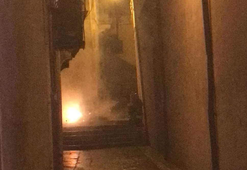 Fiamme nella strada accanto al Comune di Modica. A fuoco due cassonetti