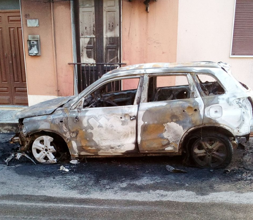 Incendio autovettura a Scoglitti in via Venezia