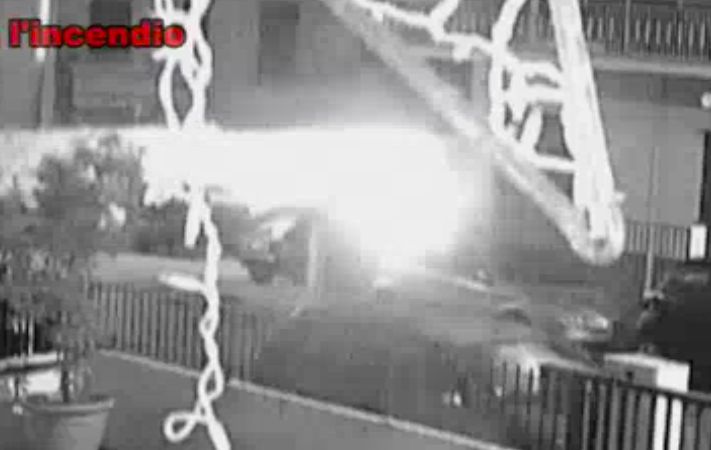 A Ragusa incendia auto del nuovo compagno dell’ex moglie. Arrestato vittoriese stalker dalla Polizia. VIDEO