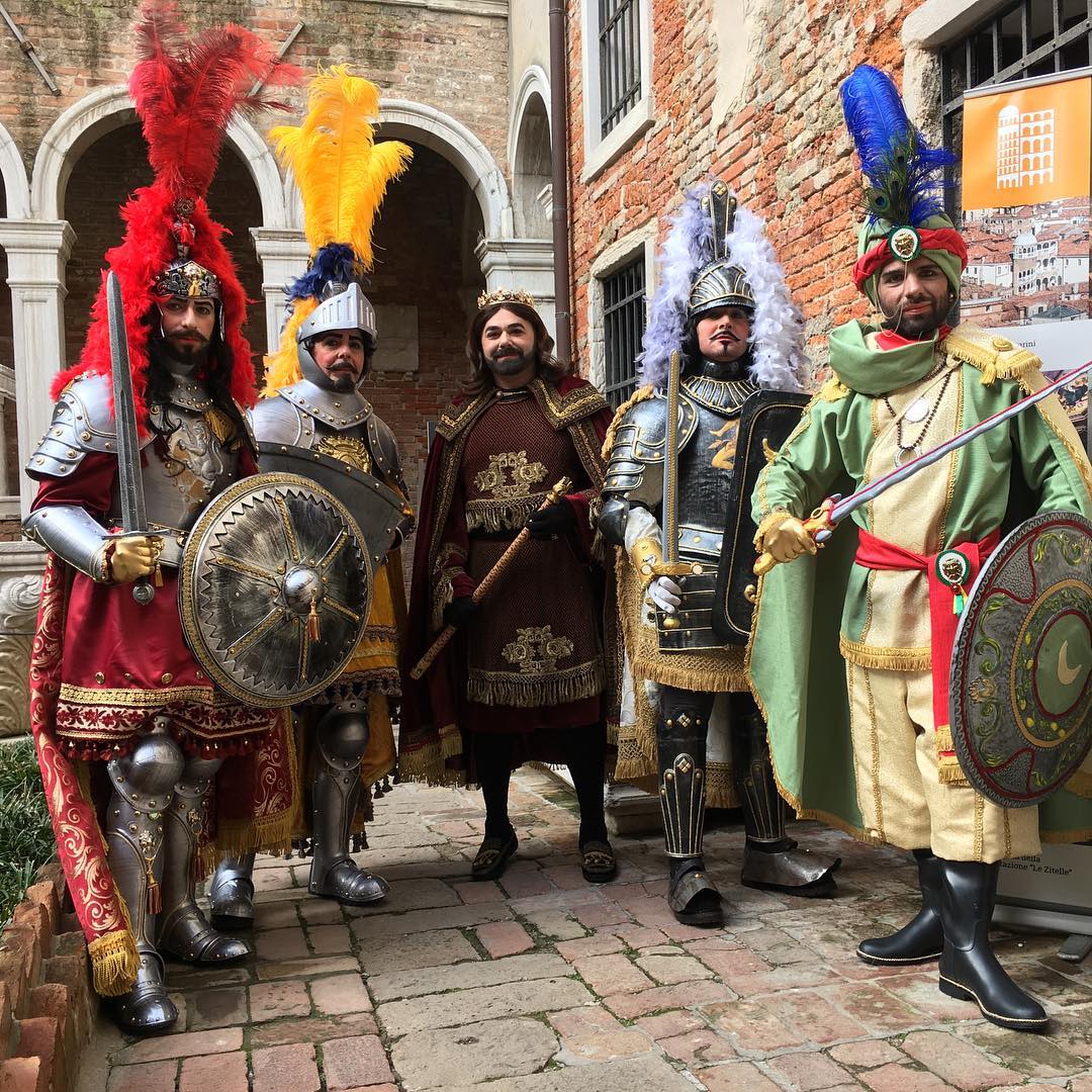 Pupi siciliani “umani” sfilano al Carnevale di Venezia. Sono giovani sciclitani e ragusani