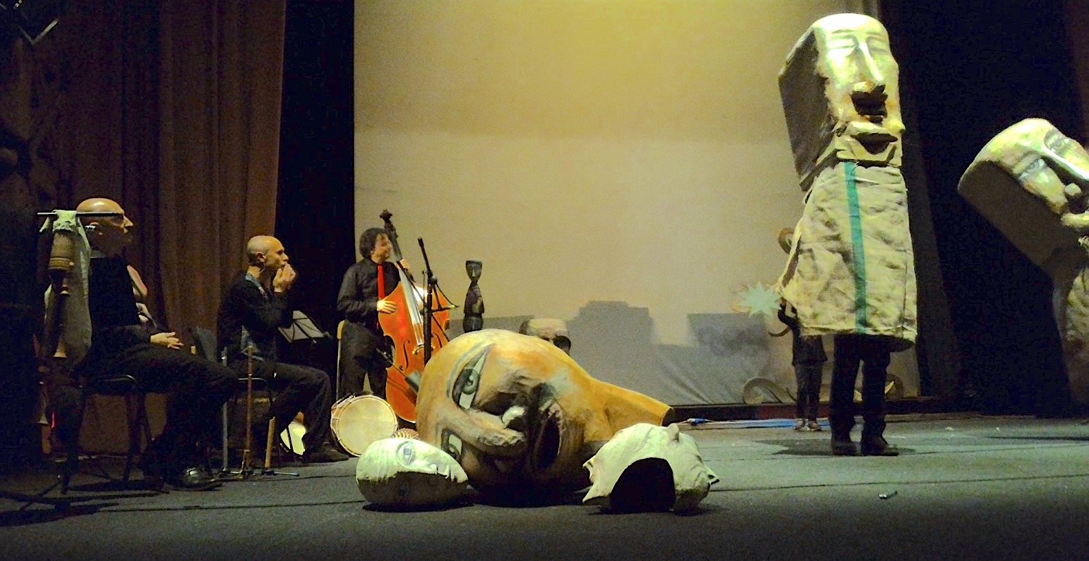 Musicazione dal vivo, pupi e marionette per raccontare la Creazione. Sabato 24 febbraio lo spettacolo “Apotropaica” al Teatro Vittoria Colonna