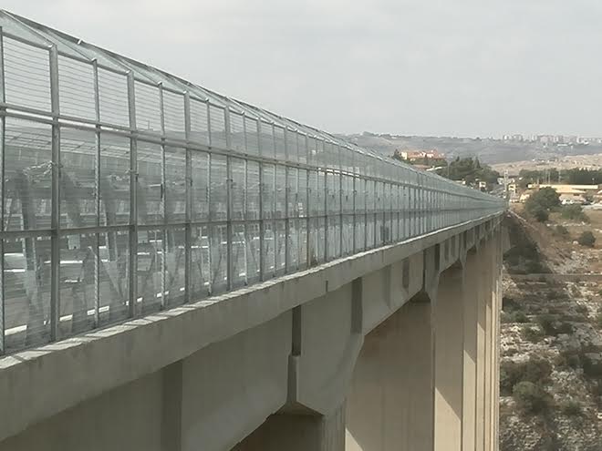 Un ragazzo tenta nel pomeriggio di buttarsi dal ponte. Dissuaso e tratto in salvo dai due vigili del fuoco