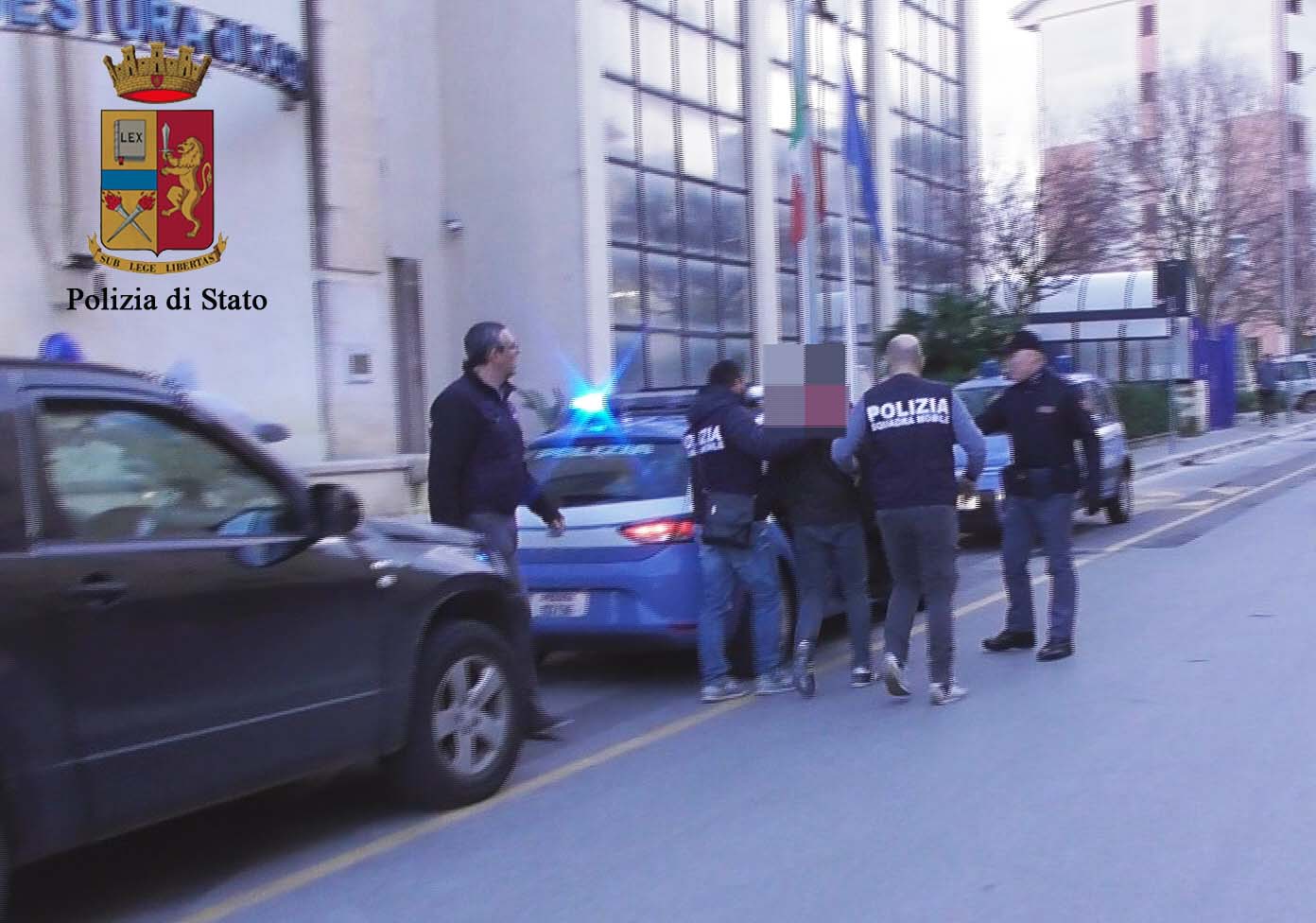 Nipote armato di fucile cerca di uccidere il nonno che aveva un’accetta. Una terrificante domenica delle Palme. Arrestato dalla Polizia