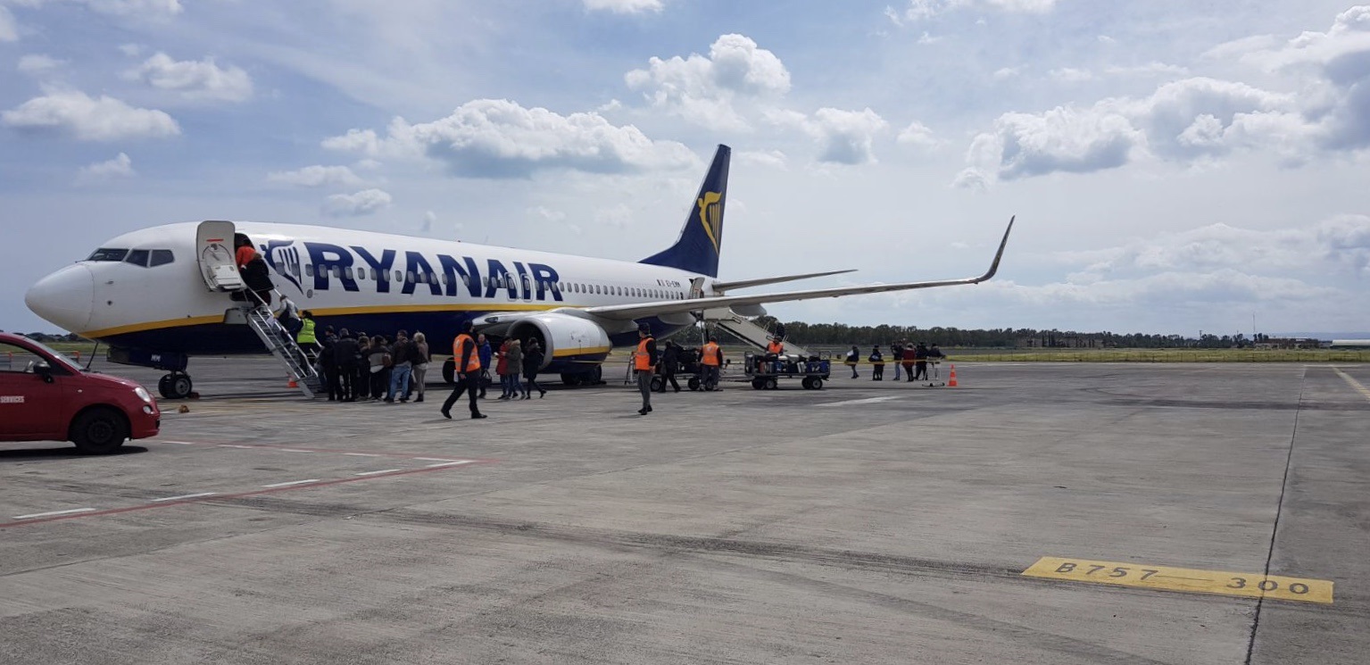 Aeroporto di Comiso, documenti incompleti per ottenere biglietti aerei con prezzi più bassi. M5S attacca la Regione