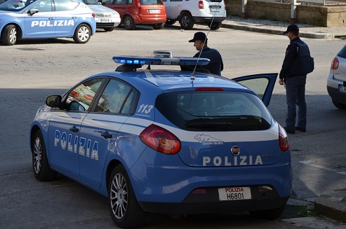 Ferisce l’amico e tenta di aggredire gli agenti. Giovane rumena arrestata dalla Polizia di Stato