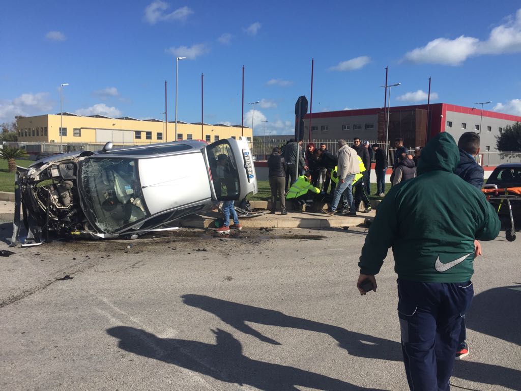 Rocambolesco incidente stradale alla zona industriale a Modica.
