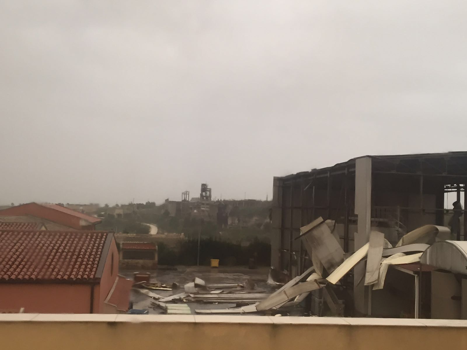 Una tromba d’aria distrugge la cantina Rudinì a Pachino