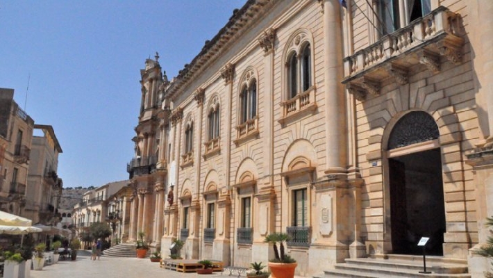 Art. 1: “E’ incredibile ma ci risiamo. Scicli ripiomba nella crisi politica”.