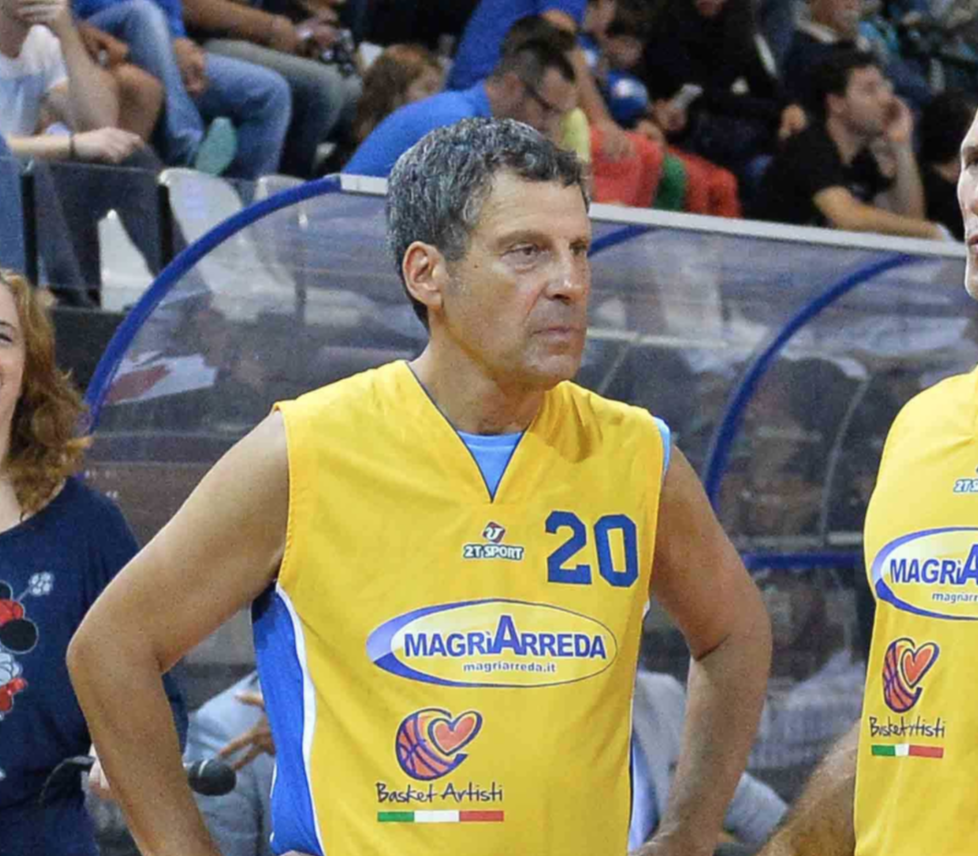 E’ morto Fabrizio Frizzi. La volta in cui venne a giocare a basket al Palazama a Ragusa