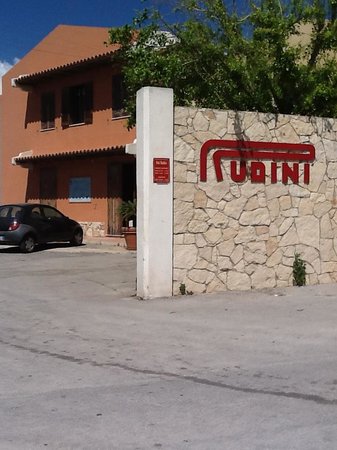 Alla cantina Rudinì, distrutta ieri dalla tromba d’aria, oggi si è ripartiti con più grinta ed energia.