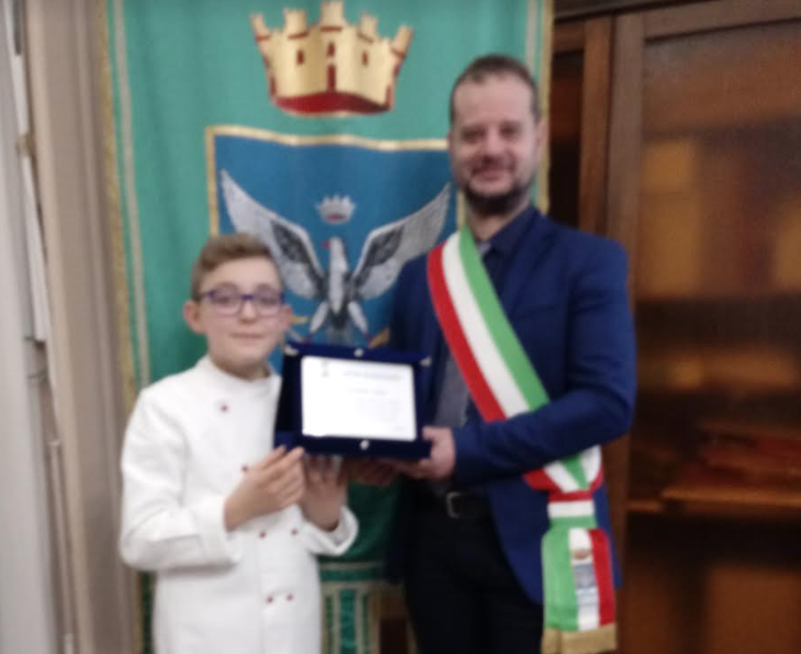 Il piccolo pasticciere ragusano Alessandro Iudice premiato a “Junior Bake Off Italia” ricevuto al Comune