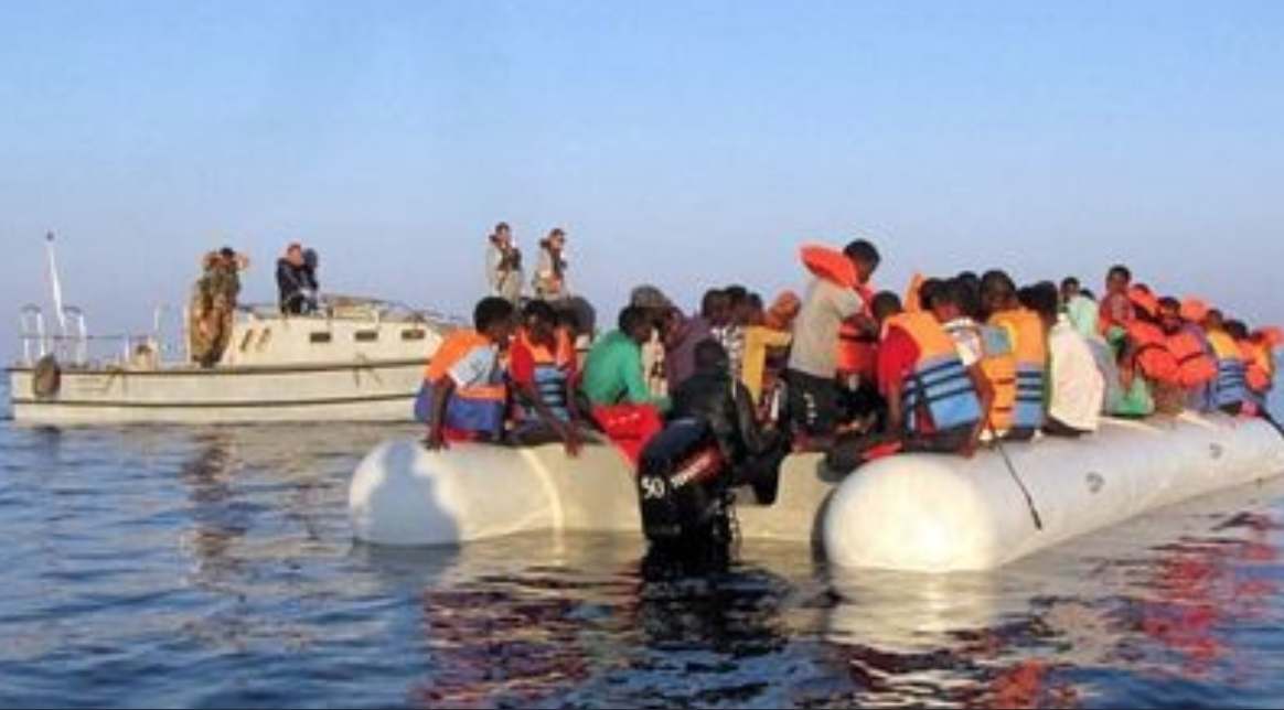Migranti in mare aperto per salvare il fratello 14enne malato di leucemia. Una straordinaria storia d’amore