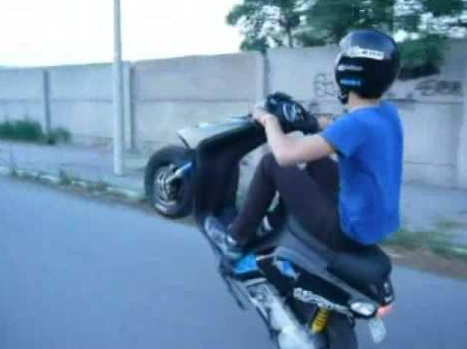 Gare e impennate con i motorini a Ragusa. Intervento della Polizia Municipale alla zona industriale