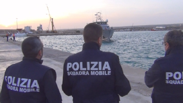 Sbarco a Pozzallo del 31 dicembre: arrestati tre presunti scafisti egiziani che si erano nascosti tra i migranti