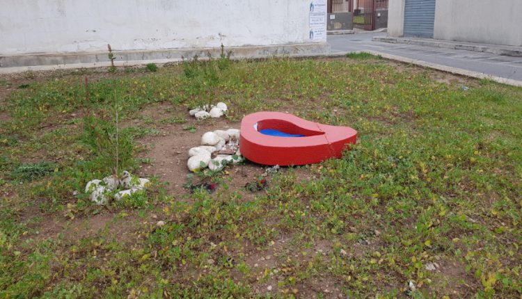 Atto vandalico a  Santa Croce: divelta la piccola stele “Avis”.