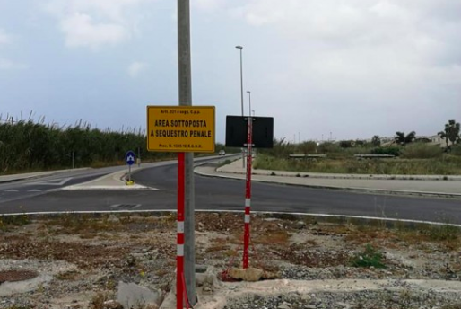 Incidente rotatoria a  Marina di Ragusa: Il video choc  dell’impatto è al vaglio degli inquirenti. Area posta sotto sequestro