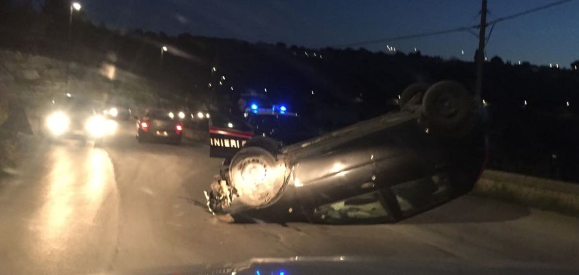 Incidente a Cava Ispica, auto si capovolge. Ferite lievi per i passeggeri