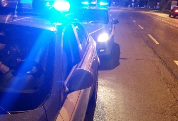 A folle velocità su un motorino, con la droga in tasca. Arrestati due giovani comisani