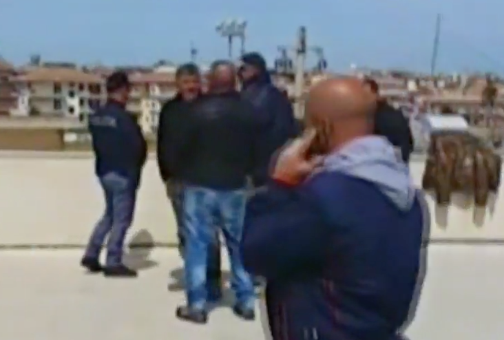Lavoratori Consorzio di Bonifica sul tetto per protesta