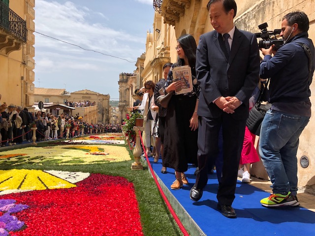 A Noto l’Infiorata (ultimo giorno) e la visita dell’ambasciatore cinese