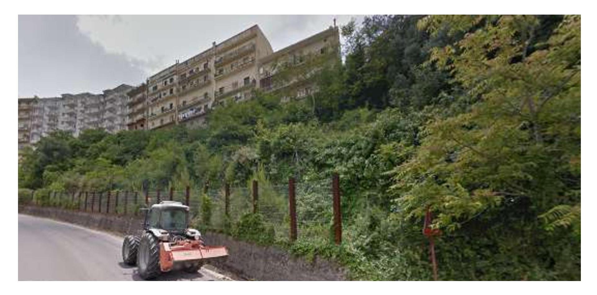 Erbacce e sterpaglie in Corso Kennedy. Esasperati i residenti della popolosa via chiaramontana