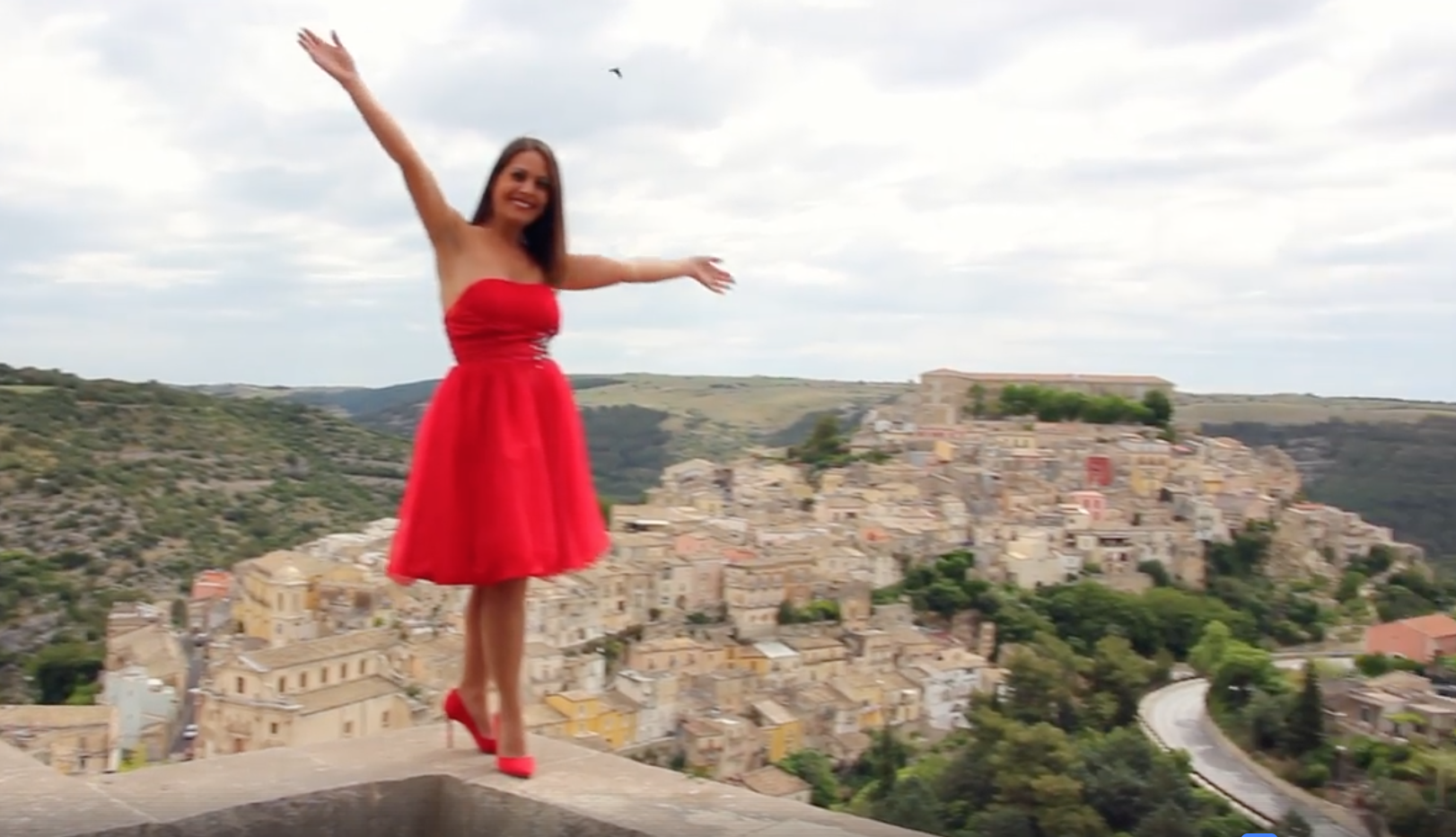 Manuela Nicita diventa Cappuccetto Rosso. Il provocatorio spot elettorale che racconta la sua attività politica. VIDEO