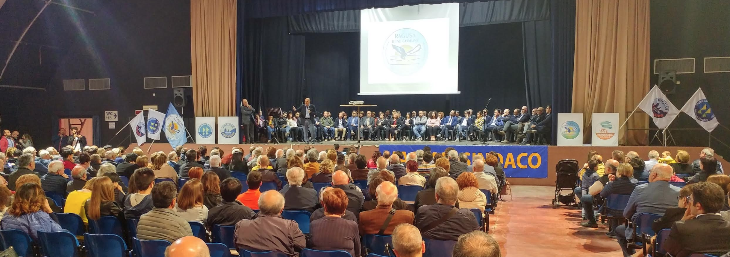 Teatro tenda gremito per l’apertura campagna elettorale Giorgio Massari. Si allarga la coalizione con Sinistra Italiana e Articolo 1