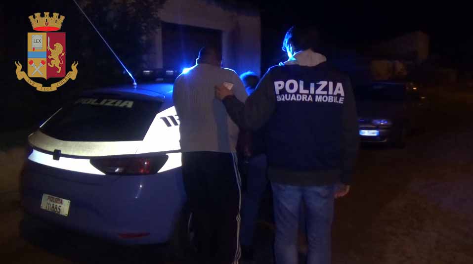 Caporalato: cinque rumeni arrestati dalla Polizia. Sono accusati di traffico di esseri umani a fini dello sfruttamento lavorativo. Le vittime rese schiave.