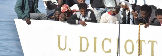 Il Viminale autorizza lo sbarco a Pozzallo. 509 i migranti a bordo. C’è anche un cadavere.