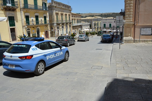 Ubriaco al volante distrugge a Ibla il portone di una casa e poi scappa. Bloccato da poliziotto non in servizio