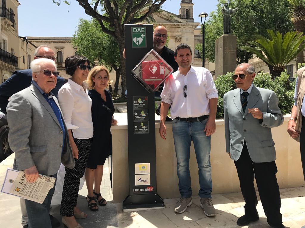 Un defibrillatore automatico in piazza Cappuccini, donato da Lions e Amunì